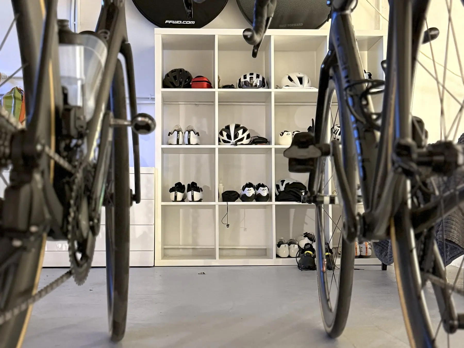 Rowerownia z półkami na kaski i buty