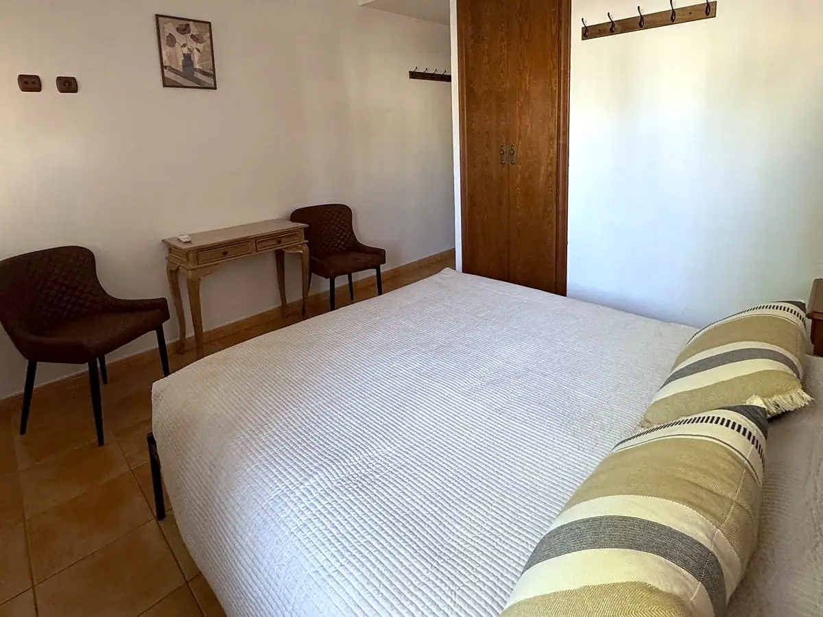 Pokój z łóżkiem małżeńskim i fotelami