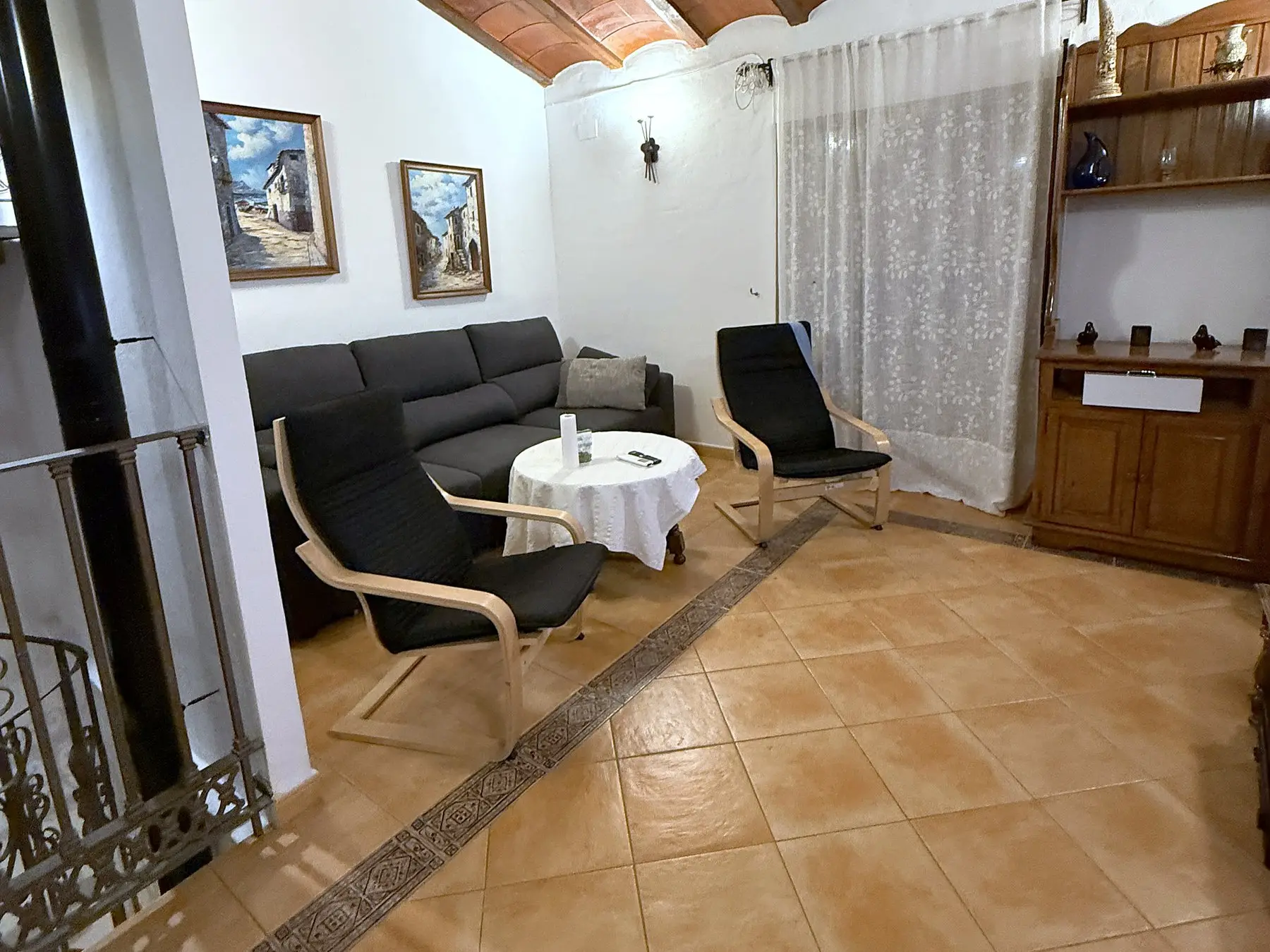 Salon z kanapą i fotelami