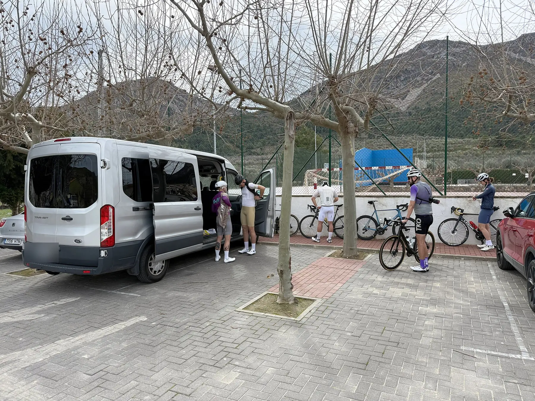 Bus po przylocie: rowery i bagaże gości